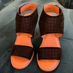 The most comfy heeled sandal for summer!